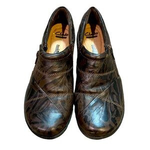 Clark's collection soft cushion women's size 8 brown and black slip on EUC